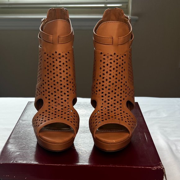 Women's Faux Leather Heeled Ankle Booties in Tan - US 8.5 - Picture 2 of 9